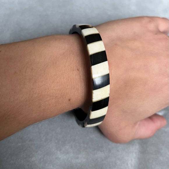 Vintage boutique handmade hand-carved mix wood wooden striped bangle - Picture 8 of 11